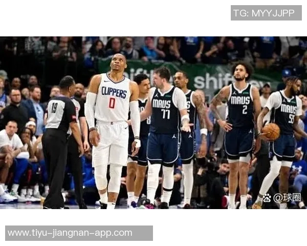 曼恩半场表现惊艳五投全中三分两中助球队取得领先 曼恩半场表现惊艳五投全中三分两中助球队取得领先